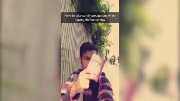 شاب يلوح بجوازه البريطاني أمام المارة- أرشيفية
