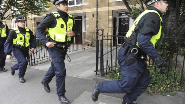 انتشر رجال الإطفاء والإسعاف في المكان