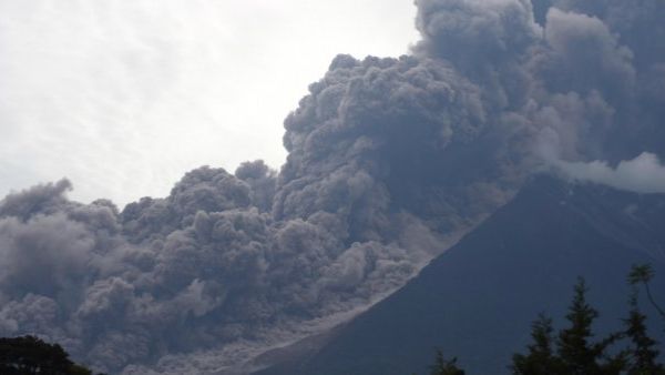 تطاير دخان البركان فويغو آلاف الأمتار
