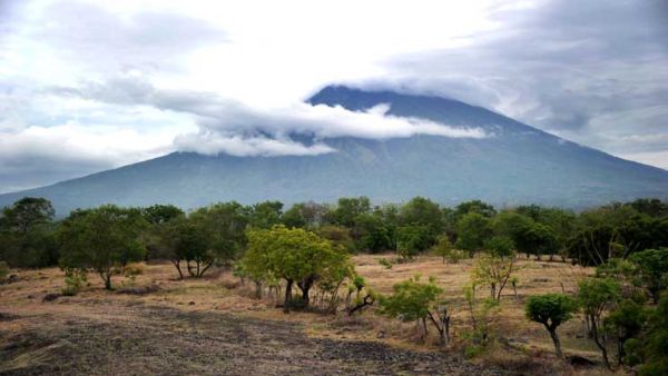 ثوران محدود لبركان في إندونيسيا وسنغافورة تحذر مواطنيها
