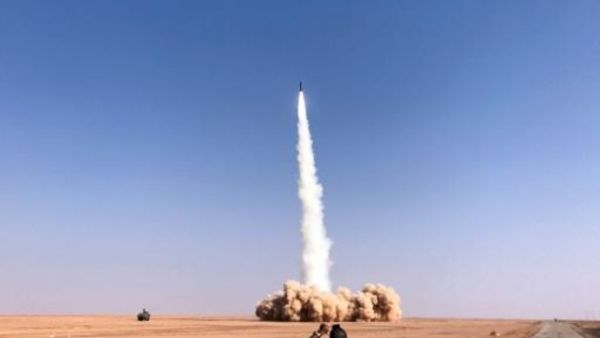 القوات السورية تطلق صاروخا قرب مدينة البوكمال
