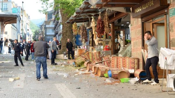 People stand in front of a shop that was damaged following a bombing, in Bursa, northwestern Turkey, on April 27, 2016. (AFP/Onur Yurtsever) People stand in front of a shop that was damaged following a bombing, in Bursa, northwestern Turkey, on April 27, 2016. (AFP/Onur Yurtsever)