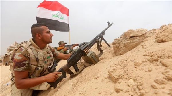 A fighter from the Popular Mobilization Units hold a position on the Tharthar frontline on the edge of the Iraqi province of Anbar, June 1, 2015. (AFP/File)