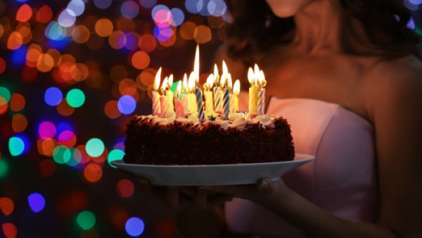 إطفاء شموع الكيك في الحفلات بالنفخ عليها من المحيطين يملؤها بالبكتريا


