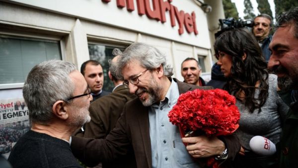 Employees of the Cumhuriyet daily greet their editor-in-chief Can Dundar after being freed from prison pending trial on February 26, 2016 at Cumhuriyet's headquarters in Istanbul. (AFP/Ozan Kose) Employees of the Cumhuriyet daily greet their editor-in-chief Can Dundar after being freed from prison pending trial on February 26, 2016 at Cumhuriyet's headquarters in Istanbul. (AFP/Ozan Kose)