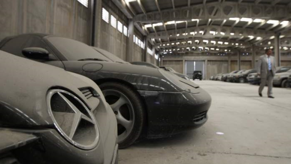 سيارة متسخة