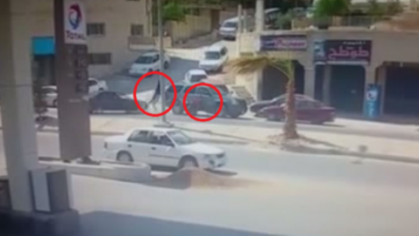 لحظة دهس سيارة لرجل وامراة تحمل رضيعها بالاردن