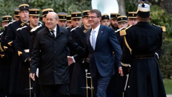 وزير الدفاع الفرنسي جان- ايف لودريان مستقبلا نظيره الاميركي اشتون كارتر
