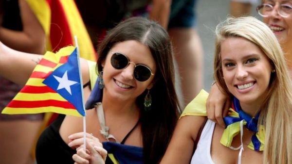 نظم عدد من الإسبان تظاهرات بالعاصمة مدريد معارضة لاستفتاء انفصال إقليم كاتالونيا.