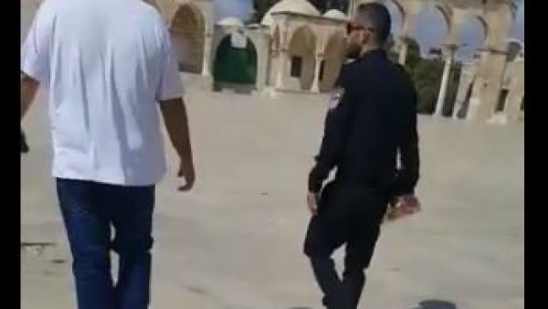 ضابط إسرائيلي يستفز المصلين في المسجد الأقصى بـ"زجاجة خمر"