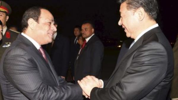 الرئيس المصري عبدالفتاح السيسي يصافح نظيره الصيني شي جين بينغ لدى وصوله للقاهرة يوم الاربعاء
