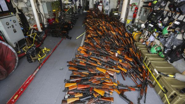 شهد النزاع تصعيدا جديدا مساء الاحد حيث أعلن التحالف رصد سبعة صواريخ بالستية أطلقها الحوثيون