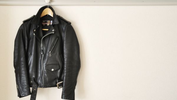 جاكيت الجلد يلبس خلال فصل الشتاء للوقاية من البلل
