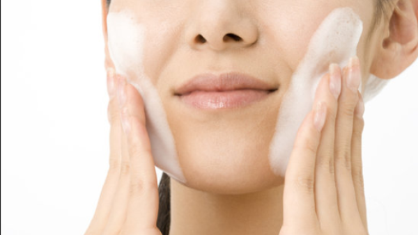 وتقشير الوجه وسيلة فعالة لصحة ونضارة بشرتك وتألقها