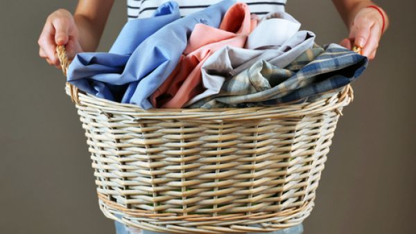 بعد عصر ملابسك في غسالة الملابس وقبل أن تقومي بالنشر قومي بنفضها عدة مرات