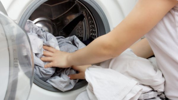 من الأفضل غسل الملابس الداخلية بدرجة حرارة معتدلة إلى دافئة