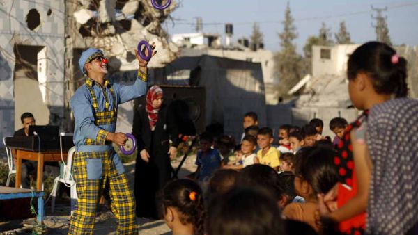 A clown entertains children in Gaza City, July 8 2015.  (AFP/Mohammed Abed)
