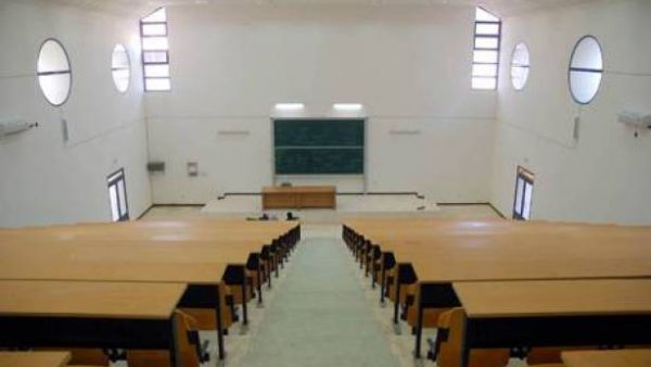 السجن لأستاذ جامعي ارغم طالبا على تناول براز