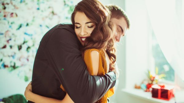 يعشق الرجل المرأة التي تضمّه بحبّ