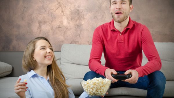 خلال المباريات يجب أن تعلمي أن الرجل لا يرى ولا يسمع ولا يتكلم