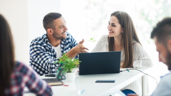 يميل رجل برج القوس إلى المرأة التي تتمتع بطلاقة في الحديث

