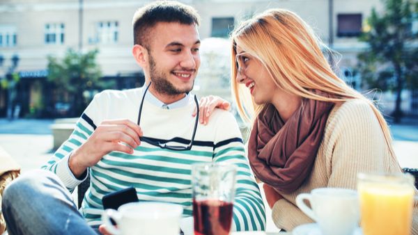 يلتفت رجل الجدي إلى المرأة التي تهتم بأنوثتها، وأدق تفاصيل أناقتها