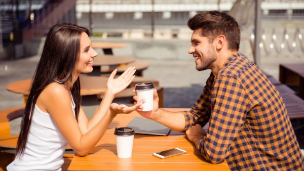 الرّجل يحبّ من زوجته أن تكون ذكيّةً وتفهمه بالإشارة

