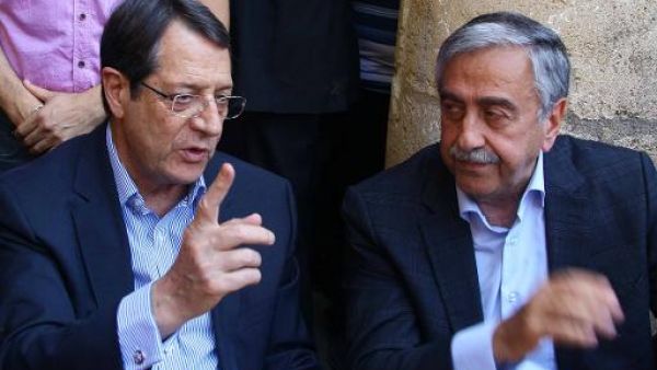 لقاء غير رسمي بين قائدي القبارصة اليونانيين والاتراك