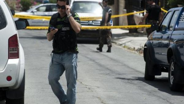 شرطي قبرصي امام منزل اللبناني الذي القي القبض عليه
