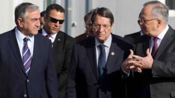 الزعيمان القبرصيان يأملان باعادة توحيد الجزيرة في 2016