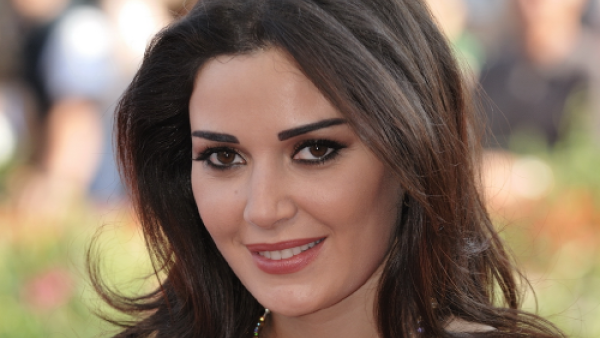 سيرين عبدالنور أميرة ساحرة الجمال بفستان باللون الأزرق الفاتح