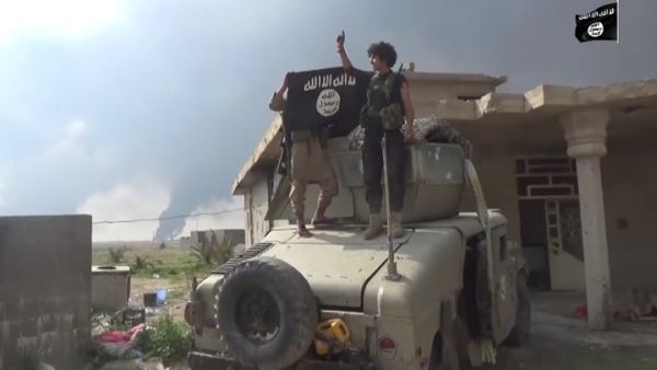 عناصر من تنظيم الدولة بعد عودتهم من إحدى المعارك - يوتيوب
