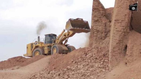 داعش يهدم معبداً يعود للعصور القديمة في العراق