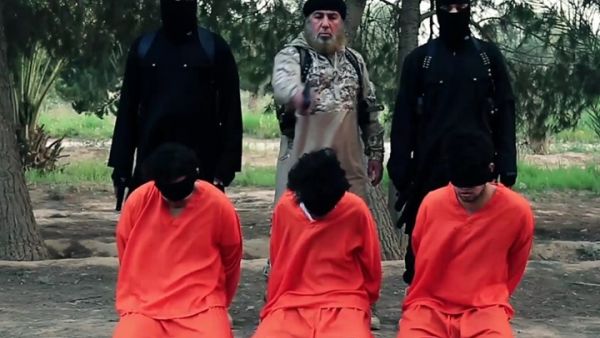 سوري من تنظيم الدولة يعدم مواطنيه بسبب التعاون مع "جيش الفتح"
