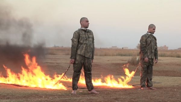  صبّ عليهما أحد جنود التنظيم مادة حارقة لتشتغل النيران في جسديهما 