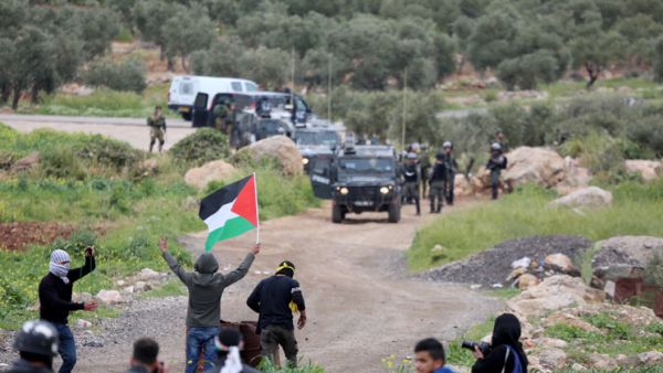 مواجهات بين الجيش الإسرائيلي وفلسطينيين في الضفة الغربية
