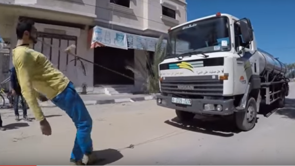 The daredevil of Gaza pulls a truck with his teeth. (YouTube)
