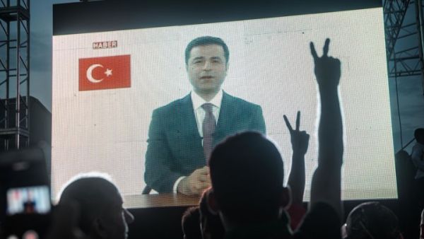 صلاح الدين دمرطاش مسجون بتهم أمنية ويواجه حكما بالسجن يصل إلى 142 عاما في حال إدانته 