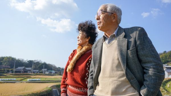 كبار السن ممن يتناولون خمسة عقاقير فأكثر، يصبحون أكثر عرضة للمشي ببطء