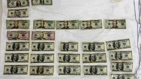  العثور على 1800 دولار في معدة لاجئ سوري‎