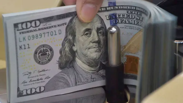Egypt will lower its customs exchange rate to 16.25 pounds per dollar from 16.50, effective from Tuesday. (File photo)