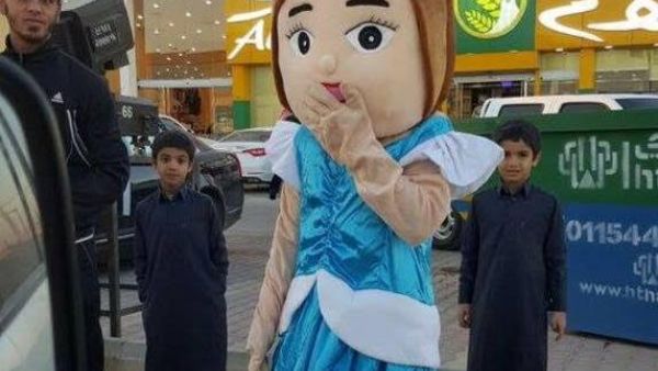 السعودية: اعتقال دمية بسبب عدم تقيدها باللباس الشرعي!