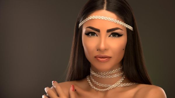 الفنانة دوللي شاهين