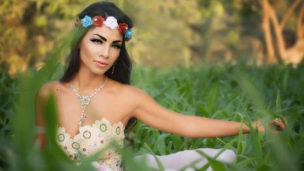 الفنانة دوللي شاهين