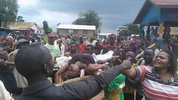 eople argue as a woman is transported to the local hospital in Beni on August 15, 2016 during scenes of tension following a wave of unrest and violence in the region. (AFP/Kudra Maliro) eople argue as a woman is transported to the local hospital in Beni on August 15, 2016 during scenes of tension following a wave of unrest and violence in the region. (AFP/Kudra Maliro)