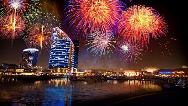 عروض الألعاب النارية في دبي فستيفال سيتي مول!