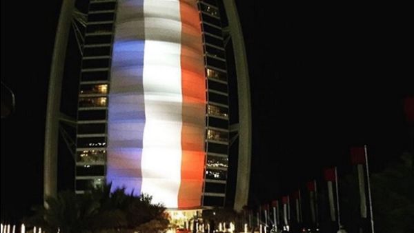 معالم الإمارات تضيء بألوان العلم الفرنسي تضامناً مع باريس
