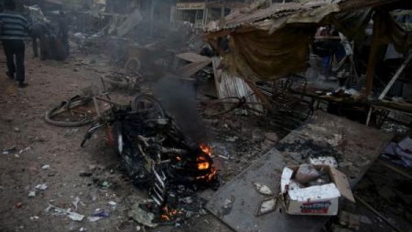 موقع ضربته صواريخ القوات الحكومية السورية في سوق في بلدة دوما يوم الجمعة
