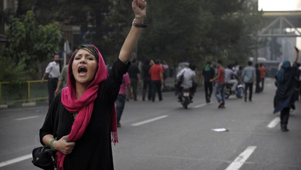 Women protest hijab (AFP/File Photo)