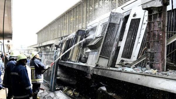 Fire fighters at the scene of a train crash in the Egyptian capital on February 27, 2019. (AFP/Khaled DESOUKI)
